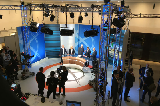 Verschiedene Politiker stehen in einem Fernsehstudio im Landtag mit einem Moderator beim Interview