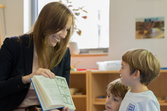 Landtagspräsidentin zeigt Kind ein Buch