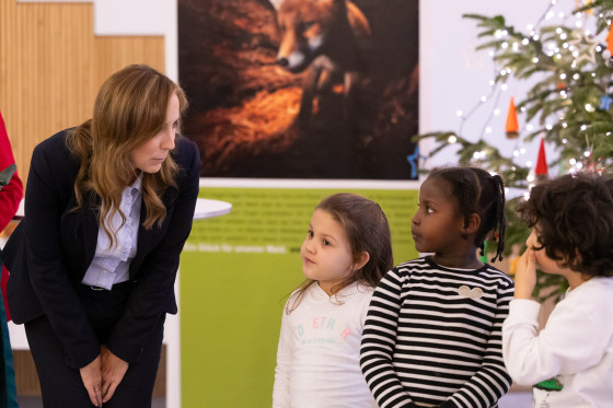 Landtagspräsidentin spricht mit Kindern