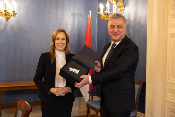 Landtagspräsidentin hat dem türkischen Botschafter einen Porzellanlöwen überreicht