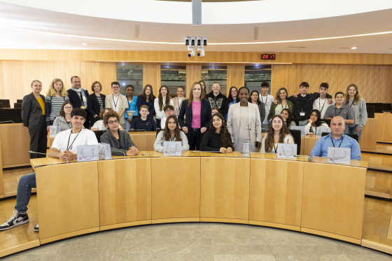 Parlamentspräsidentin Astrid Wallmann mit israelischen Jugendlichen im Plenarsaal
