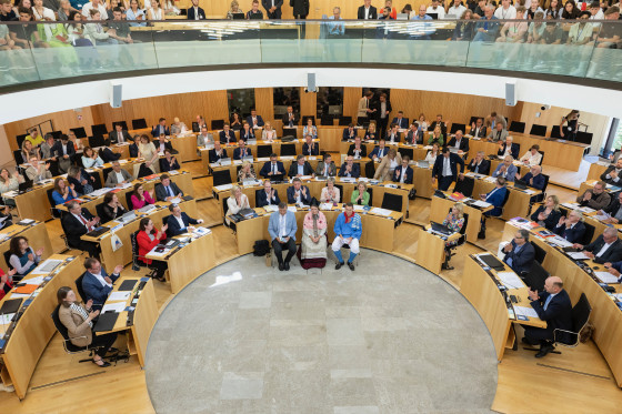 Hessentagspaar und Abgeordnete im Plenarsaal