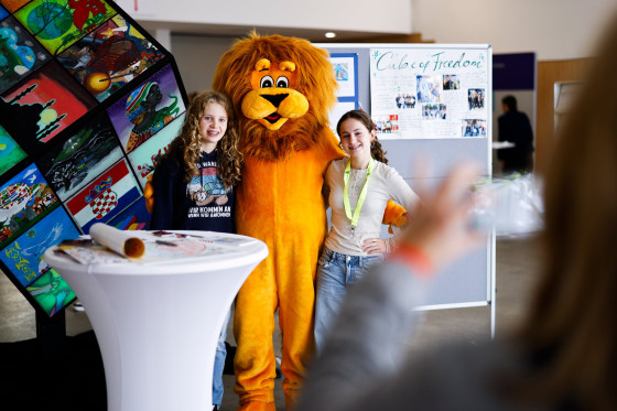 Leo mit Besucherinnen