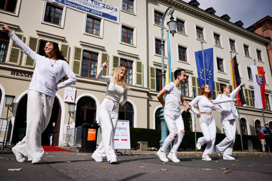 Tanzgruppe vor dem Landtag