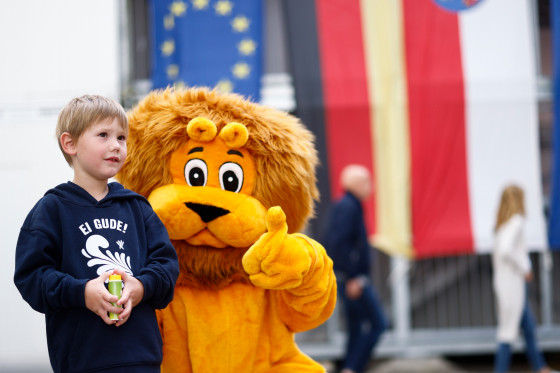 Leo mit einem Jungen