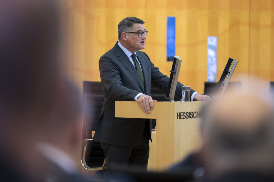 Ministerpräsident Boris Rhein am Rednerpult