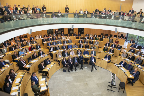 Blick in den Plenarsaal und auf die Besuchergalerie bei der Gedenkstunde