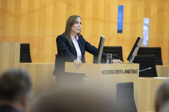 Landtagspräsidentin Astrid Wallmann am Rednerpult