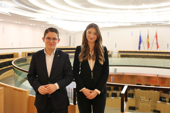 Die FSJ-ler Julian und Leonie stehen auf der Besuchergalerie im Plenarsaal des Hessischen Landtages.