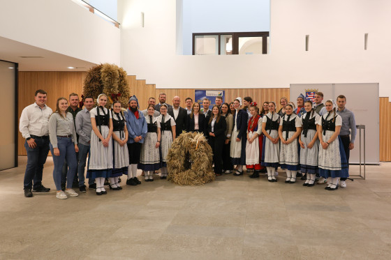 Übergabe der Erntekrone an Landtagspräsidentin Astrid Wallmann