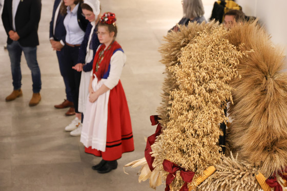 Übergabe der Erntekrone an Landtagspräsidentin Astrid Wallmann