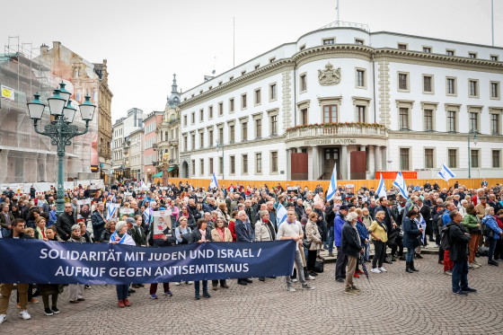 Menschen mit Banner auf dem Schlossplatz