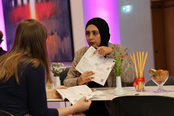 Frauen an Tisch im Gespräch