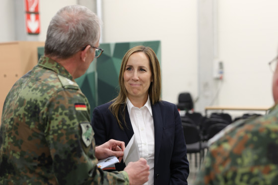 Landtagspräsidentin spricht mit Soldat