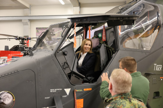Landtagspräsidentin sitzt in Hubschrauber
