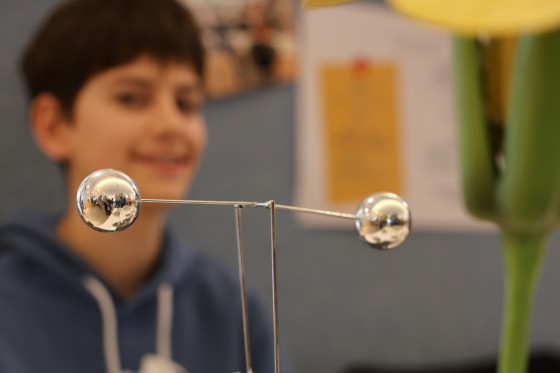 Schüler mit Experiment