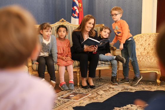 Landtagspräsidentin liest Kindern aus Buch vor