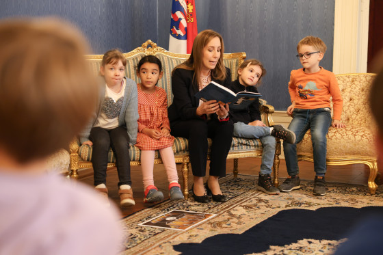 Landtagspräsidentin liest Kindern aus Buch vor
