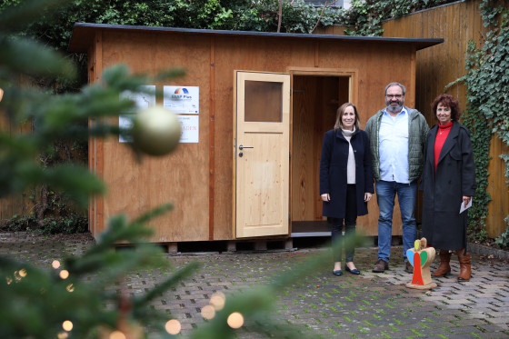 Landtagspräsidentin und Stiftungsmitglieder vor dem Minihaus