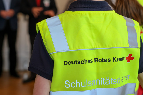 Junge mit Weste