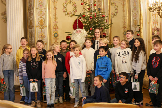 Gruppenbild mit Landtagspräsidentin, Nikolaus und Kindern