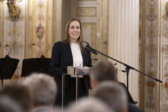 Landtagspräsidentin am Rednerpult