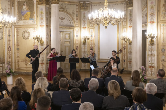 Musiker spielen im Musiksaal