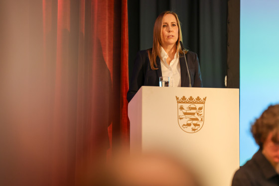 Landtagspräsidentin am Rednerpult