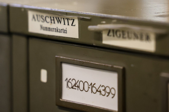 Karteikasten mit Auschwitz Akten