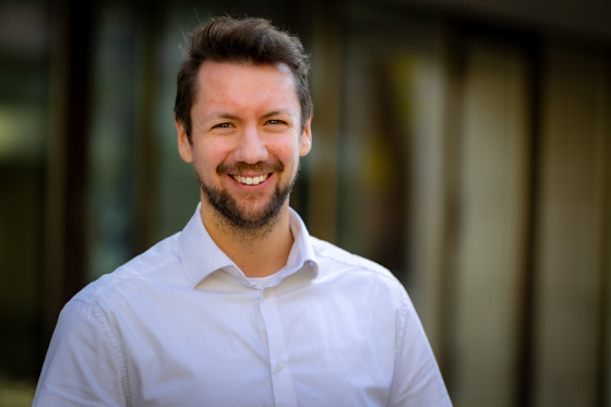 Marius Schmitt vor Plenargebäude