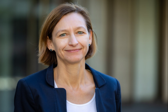 Natascha Lenz vor Plenargebäude