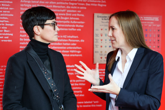 Landtagspräsidentin Astrid Wallmann im Gespräch mit der Leiterin der Arolsen Archives Floriane Azoulay