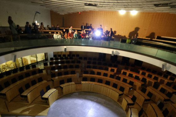 Besuchergalerie und Plenarsaal im Taschenlampenschein