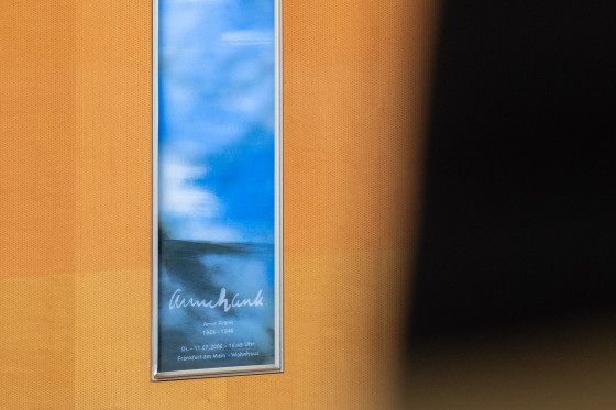Plenarsaal Rückwand mit Bildern Anne Frank