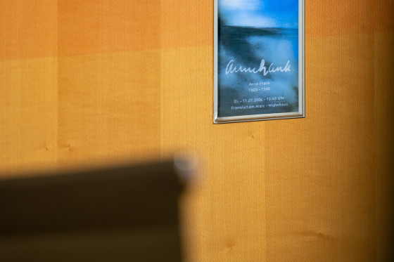 Plenarsaal Rückwand mit Bildern Anne Frank