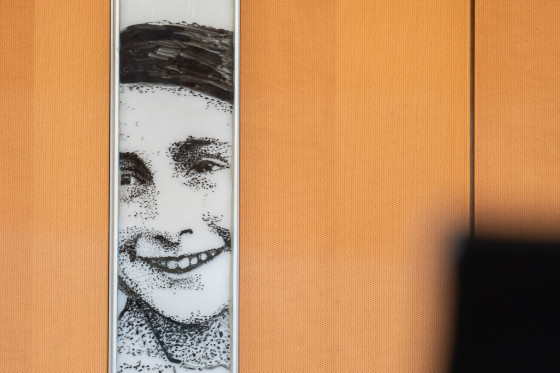 Plenarsaal Rückwand mit Bildern Anne Frank