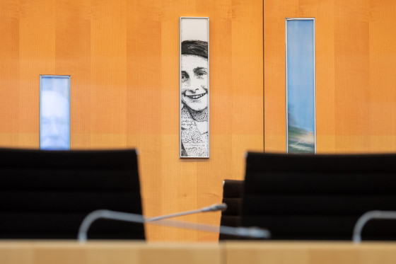 Bild von Anne Frank in der Plenarsaalrückwand