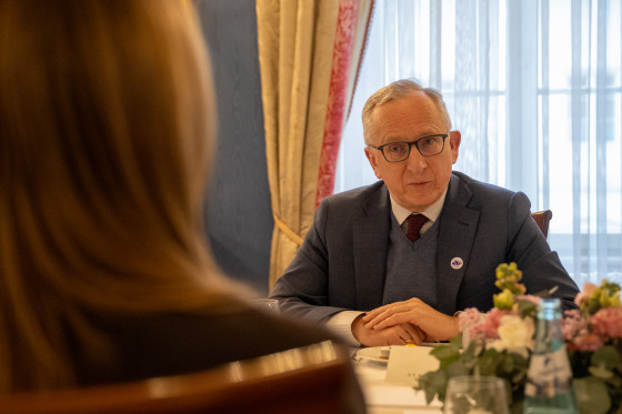 Der Botschafter Polens sitzt am Tisch