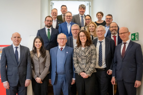 Gruppenfoto des Europaausschusses mit dem polnischen Botschafter