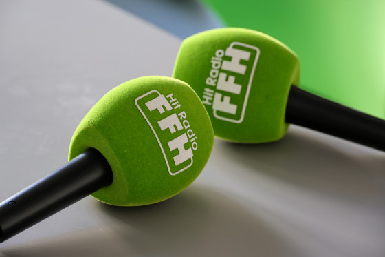 zwei grüne Mikrofone mit Aufschrift Hit Radio FFH