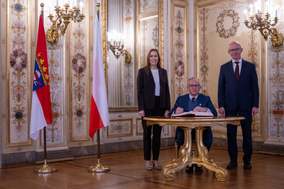 Der polnische Botschafter beim Gästebucheintrag