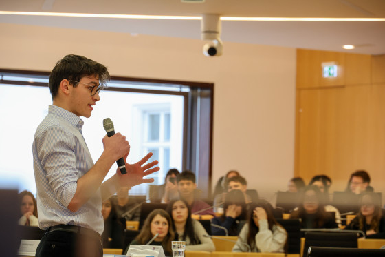 Schüler spricht in Mikrofon