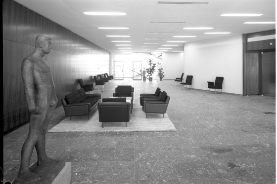 Archivbild der Lobby mit Skulptur