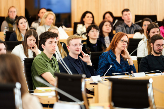Schülerinnen und Schüler auf den Sitzplätzen im Plenarsaal