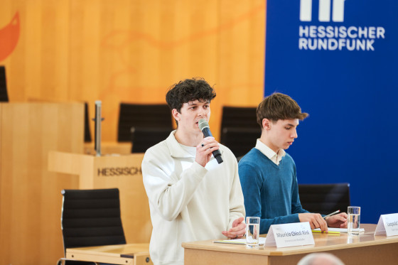 Schüler spricht in Mikrofon