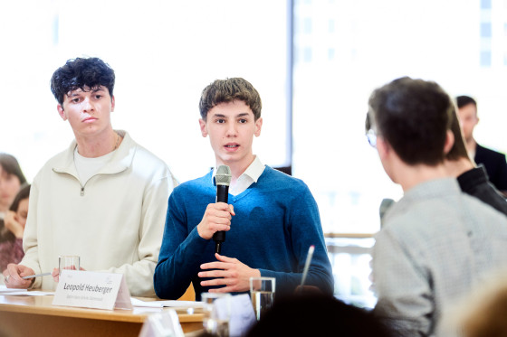Schüler spricht in Mikrofon