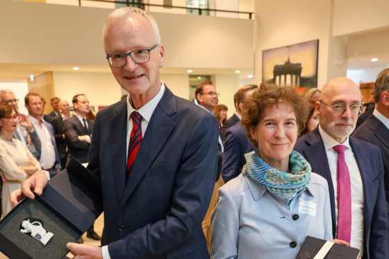 Geschenkeübergabe