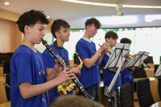Junge Musizierende im Plenarsaal