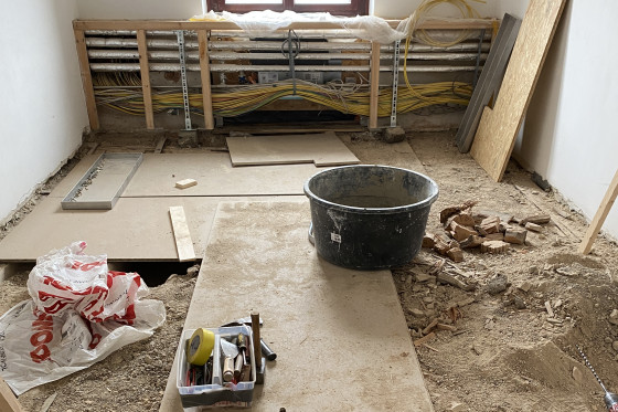 Schlossbaustelle Eimer und freigelegter Boden