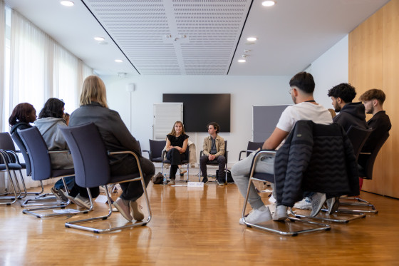 Schüler beim Aktionstag im Gespräch